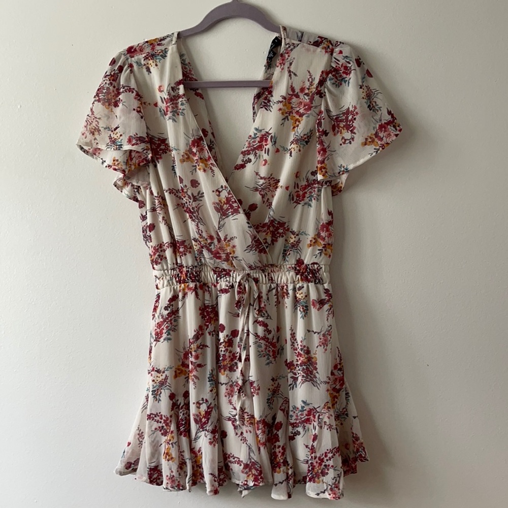 Ruffled romper. Light pink with florals